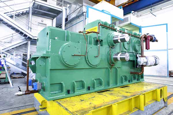 Twin drives for copper alloy mill main drive 2,700 kW –  67 rpm – Roll center distance 540 mm
